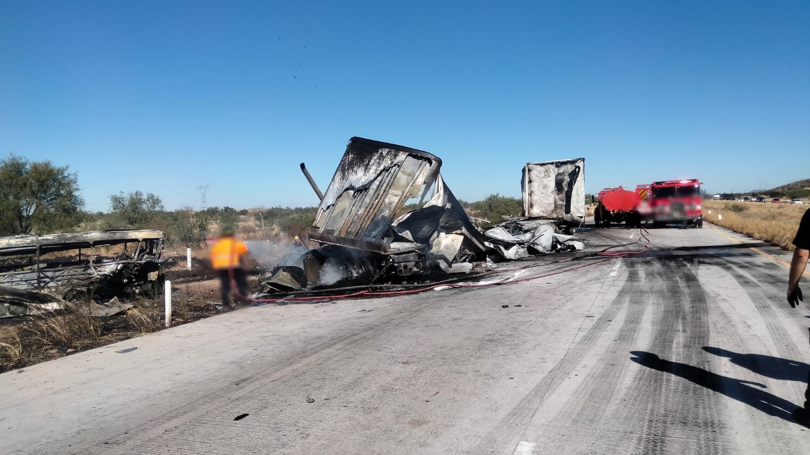 Por: Cortesía Accidente: se impacta tráiler contra autobús provocando incendio en la carretera Hermosillo- Guaymas