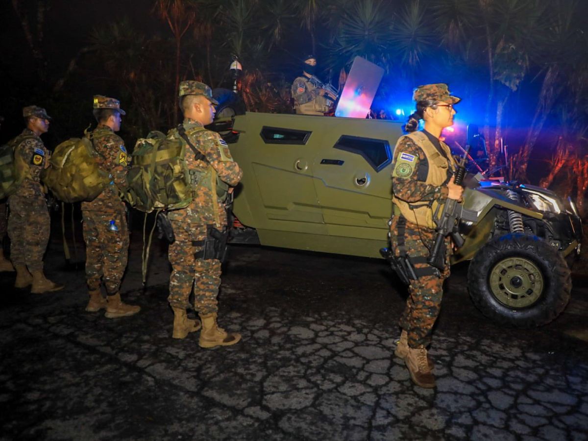 Por: Cortesía Nayib Bukele instala cerco militar previo a Navidad en comunidad conocida por el narcomenudeo