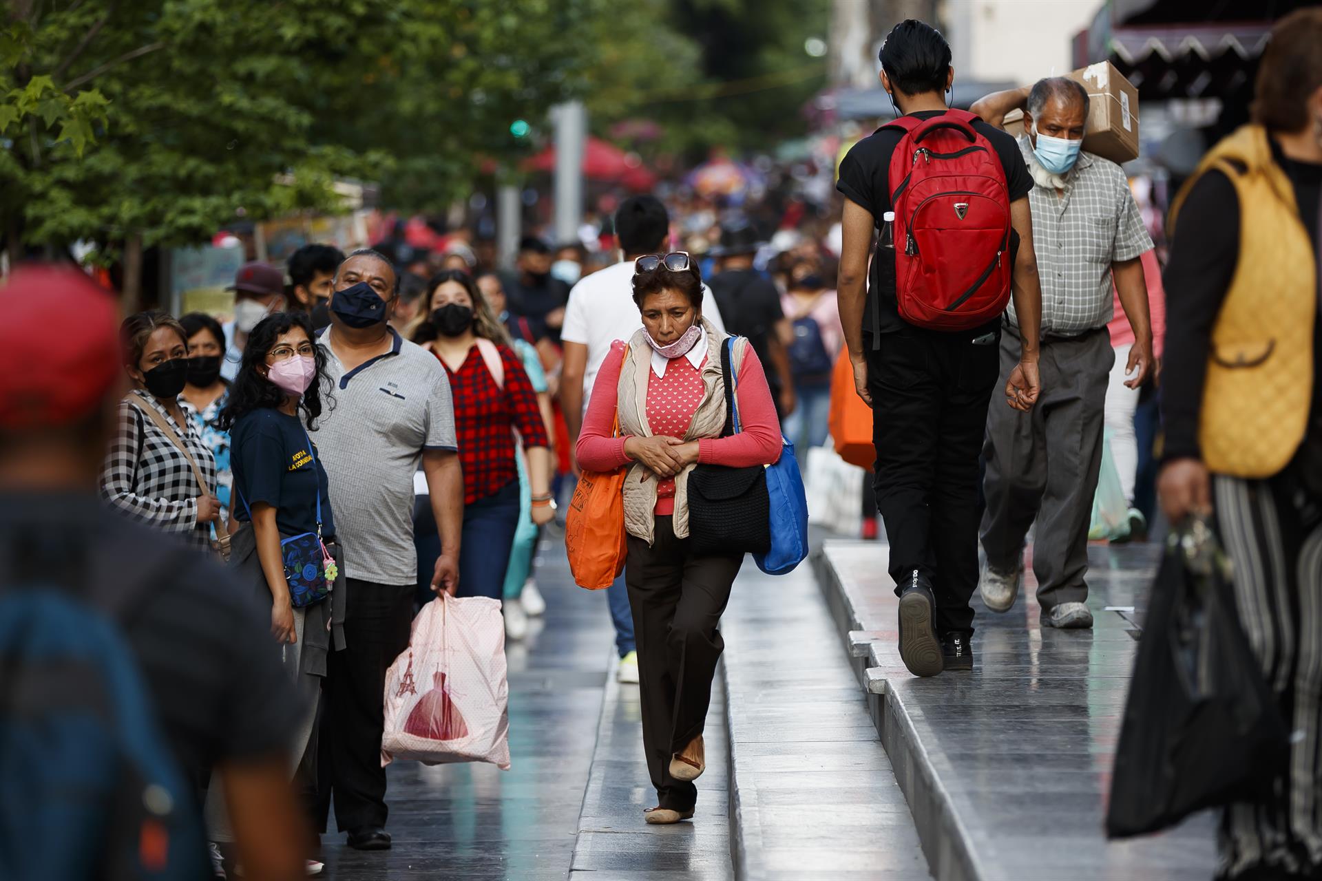 Reconoce AMLO aumento en México de casos Covid; recomienda ‘salir bien abrigados’ 