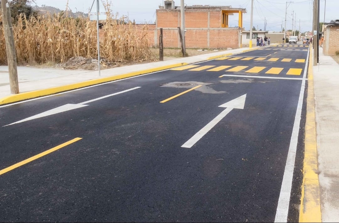 Por: comunicdo oficial Entrega Paola Angon la pavimentación de la calle Constitución en Cuachayotla