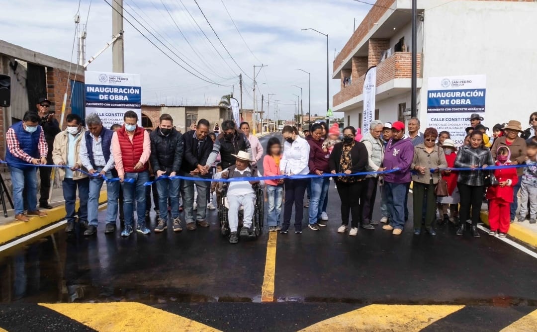 Entrega Paola Angon la pavimentación de la calle Constitución en Cuachayotla