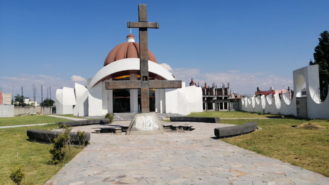 Elaborada en los talleres del Vaticano la cruz invertida flanquea la iglesia de San Pedro