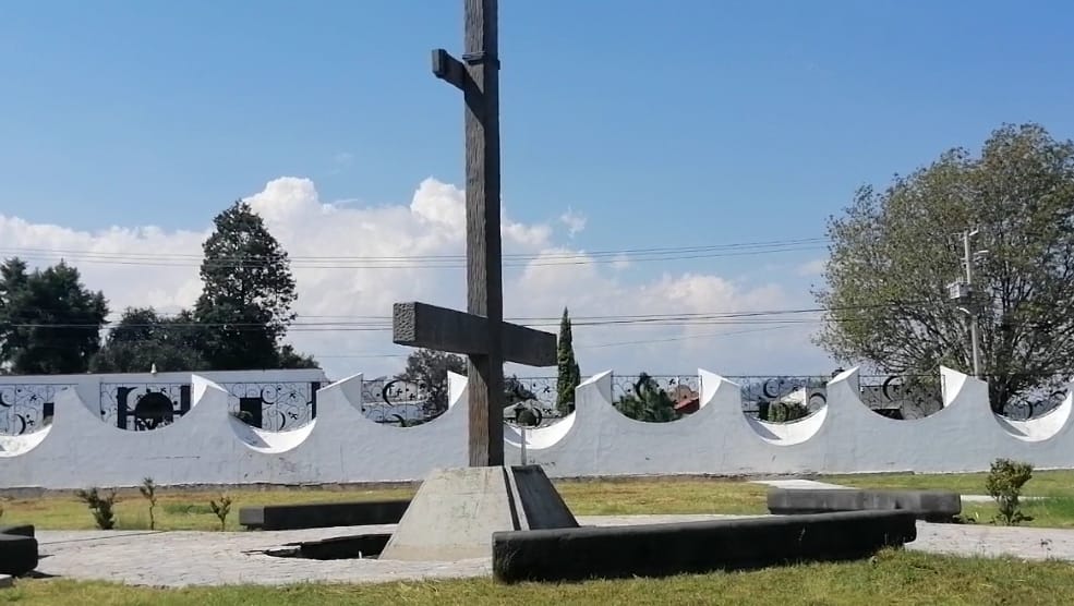 Por: Cortesía Lula Pineda Elaborada en los talleres del Vaticano la cruz invertida flanquea la iglesia de San Pedro