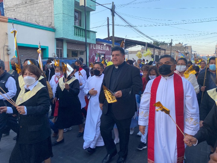 Por: Especial  Tepeaquenses reciben al nuevo párroco