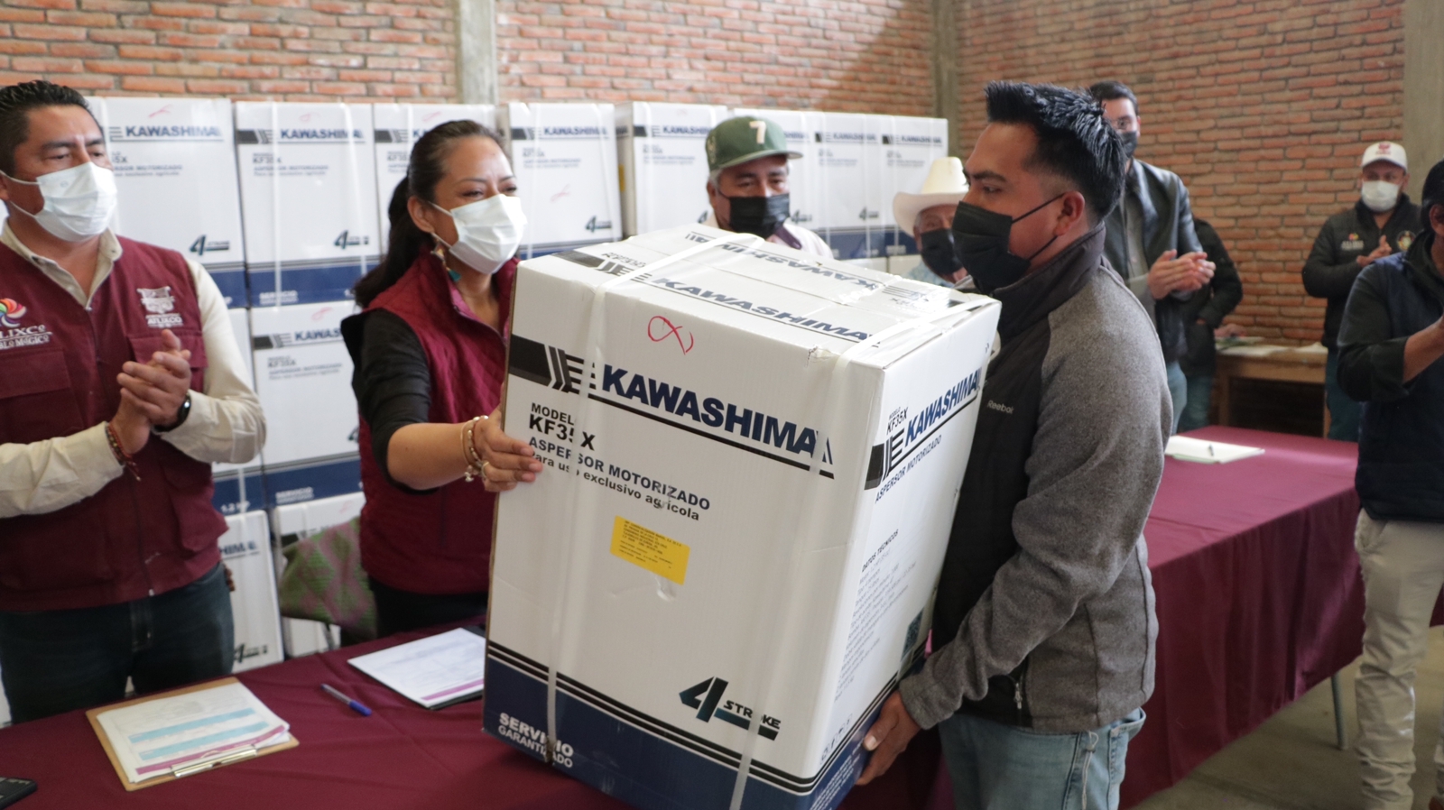 Por: Cortesía Ariadna Ayala hace entrega de aspersoras motorizadas de fertilizante para fortalecer la actividad agrícola