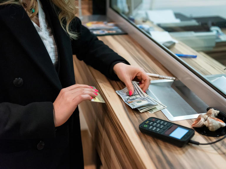 Por: Cortesía Cajera depositó 800 mil pesos en otra cuenta (por error) y culpa al cliente (Vídeo)