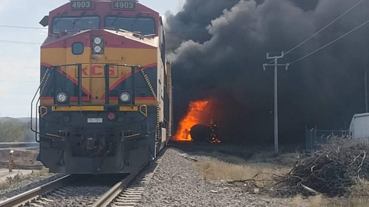 Por: Cortesía Tren embiste a pipa provocando explosión en Nuevo León; reportan saldo blanco