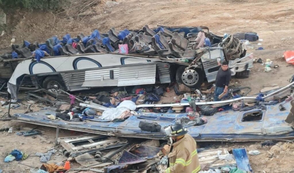 Por: Cortesía 15 personas mueren en Nayarit tras volcadura de autobús turístico en la autopista Jala-Compostela