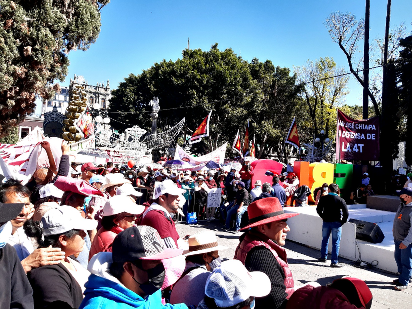 Se lleva a cabo marcha en Puebla a favor del movimiento de la 4t y AMLO