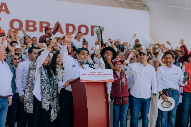 En marcha por la 4T en Puebla, Barbosa se expresa a favor de transformar instituciones