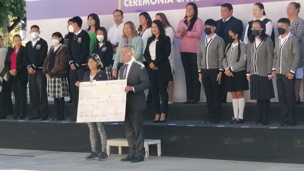 Por: Cortesía Lula Pineda Llama Edmundo Tlatehui a las y los servidores públicos a continuar trabajando de la mano de la ciudadanía