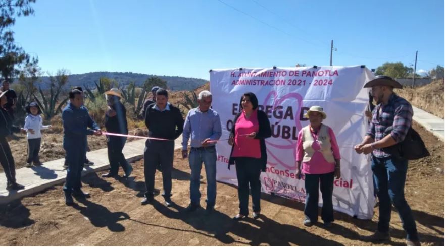 Alcaldesa de Panotla entrega obra en la comunidad de San Tadeo Huiloapan