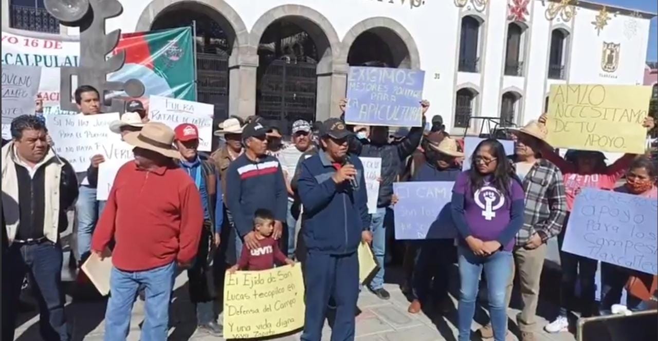 Por: Cortesía Marchan campesinos ante el congreso de Tlaxcala, exigen destitución de secretarios