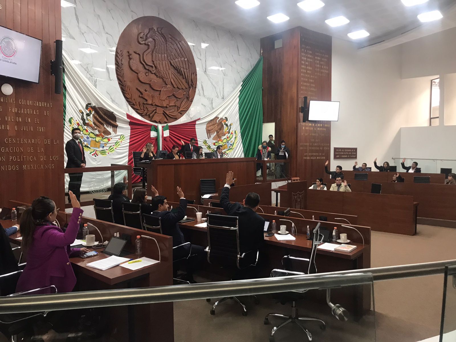 APRUEBAN DIPUTADOS EL PRESUPUESTO DE EGRESOS 2023   En la sesión ordinaria de este martes, con 23 votos a favor y dos en contra, y sin hacer modificaciones a la propuesta remitida por la gobernadora Lorena Cuéllar Cisneros, los integrantes de la sexagésima cuarta Legislatura aprobaron el Presupuesto de Egresos para Tlaxcala en 2023, por un monto de 25 mil 571 millones 563 mil 376 pesos.    Los legisladores ratificaron lo planteado por la mandataria estatal, ya que en el dictamen se detalla que el presupuesto para el ejercicio fiscal 2023 tiene como objetivo prioritario atender aspectos de mayor demanda ciudadana como lo es elevar la calidad de vida y de servicios de las familias tlaxcaltecas, así como atacar las causas de la inseguridad de manera que incite la participación y seguridad ciudadana, genere cohesión, prevenga delitos y combata la violencia y desigualdad.    Conforme a la distribución presupuestaria, el Poder Ejecutivo, administrará un recurso equivalente a 12 mil 574 millones 298 mil 699 pesos, para dependencias de gobierno y organismos descentralizados.   Al Poder Legislativo le otorgaron 418 millones 615 mil 666 pesos, al Poder Judicial 450 millones 610 mil 19 pesos, a los organismos autónomos 406 millones y a los municipios 4 mil 794 millones 137 mil 829 pesos.   Con esta visión y de acuerdo a lo avalado por los congresistas, las prioridades de gastos que se contemplan para el próximo año son el Estado de Derecho y Seguridad con un importe por 3 mil 341 millones 418 mil 707.99 pesos, el cual tiene un incremento de más de mil millones de pesos con respecto al presente año; Bienestar para Todos con 11 mil 480 millones 348 mil 137.20 pesos, mismo que presenta una disminución de aproximadamente 2.5 mil millones.   En el rubro de Desarrollo Económico y Medio Ambiente resalta un incremento importante del presupuesto, ya que pasó de aproximadamente 791 millones de pesos en 2022, a 3 mil 332 millones 945 mil 564.73 pesos; en cuanto al Gobierno Cercano con Visión Extendida se proyectaron 956 millones 990 mil 234.21 pesos.   En comparación con el presente ejercicio fiscal, la administración estatal agregó dos prioridades en el gasto, la primera tiene que ver con el concepto de Género e Igualdad por 337 millones 964 mil pesos; y Desarrollo Regional por 52 millones 377 mil 749.91 pesos.   Respecto a la distribución del gasto en el Poder Ejecutivo, el Organismo Público Descentralizado (OPD) Salud de Tlaxcala, le asignaron un gasto de 2 mil 991 millones 319 mil 325 pesos, mientras que a la Unidad de Servicios Educativos de Tlaxcala (USET), 6 mil 875 millones 745 mil 796 pesos.    La Procuraduría General de Justicia del Estado (PGJE) recibirá recursos por 319 millones 223 mil 19 pesos, lo que representa un aumento de más de 40 millones con respecto al presente ejercicio fiscal.   Para la Secretaría de Infraestructura le asignaron mil 701 millones 240 mil 389 pesos; a la Secretaría de Impulso Agropecuario le aprobaron recursos por 350 millones de pesos, teniendo un aumento de aproximadamente 35 millones.   Cabe señalar que, para el Seguro Agrícola para Atender Siniestros Agroclimáticos en el Estado de Tlaxcala, el Congreso del Estado aprobó un monto de 23 millones, siete millones más que lo autorizado para este año.   Respecto a los organismos autónomos, a la Universidad Autónoma de Tlaxcala (UAT) le dotaron de un gasto de 129 millones 419 mil 950 pesos, cifra que es superior en más de 9 millones de pesos a lo aprobado para este año.   A la Comisión Estatal de Derechos Humanos (CEDH) le etiquetaron un gasto de 25 millones 352 mil 221 pesos, cifra que representa poco menos de un millón de pesos adicionales a los ejercidos este año.    En tanto que para el Instituto Tlaxcalteca de Elecciones (ITE) le autorizaron ejercer 113 millones 490 mil 308 pesos, tres millones menos de lo solicitado. 