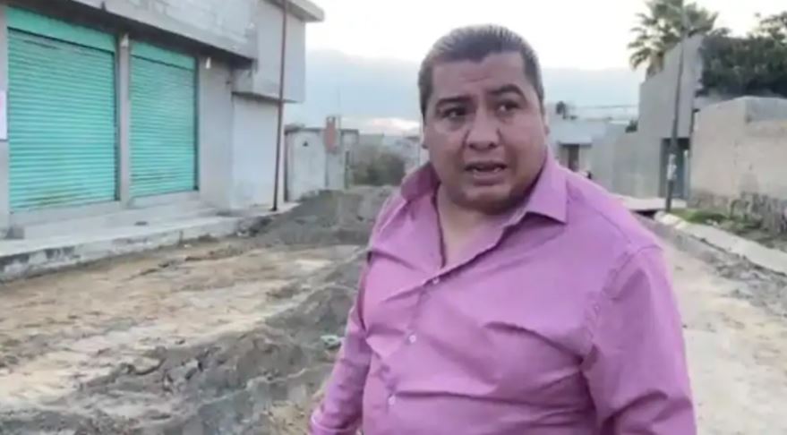Alcalde de Contla acude a supervisar obra pública en la sección segunda y novena