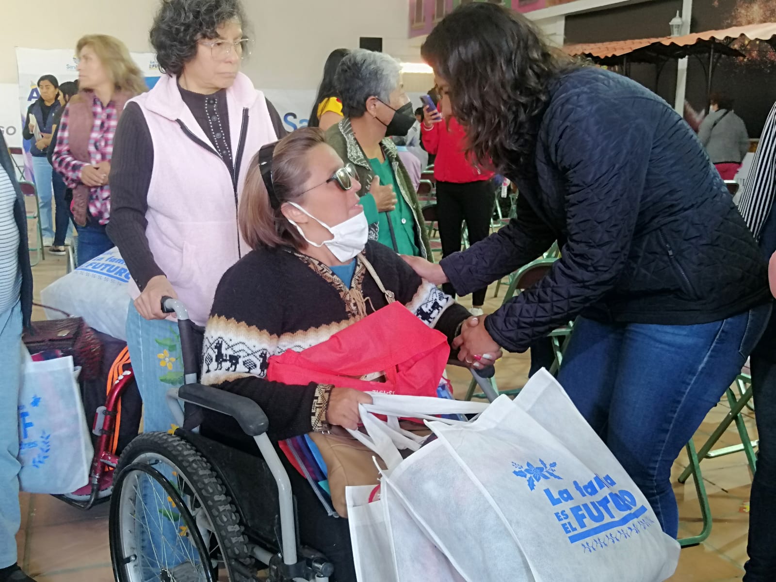 Inicia la entrega de prendas arropadoras en San Andrés Cholula con “Abrigo Solidario”