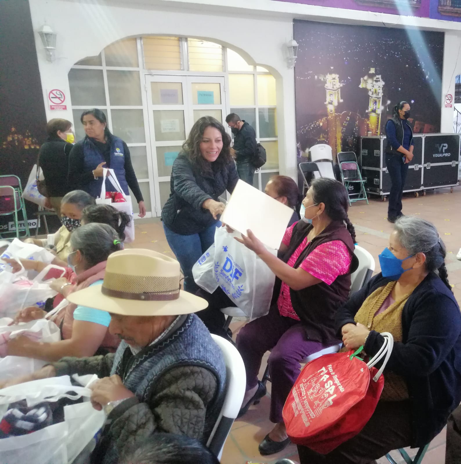 Por: Cortesía Lula Pineda Inicia la entrega de prendas arropadoras en San Andrés Cholula con “Abrigo Solidario”