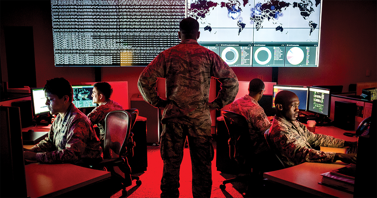Beskow Carley capitan Taiwan Veney observa Grupo Operaciones Ciberespacio mientras analizan archivos registro actualizan amenazas ciberneticas 2017 fb
