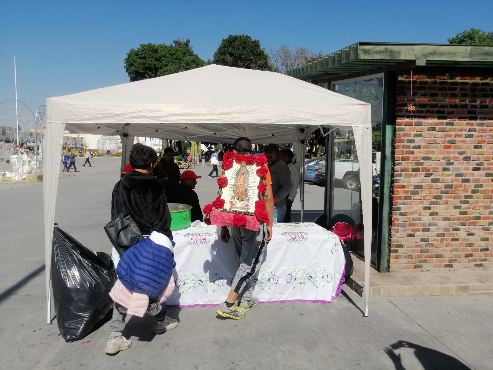 Por: Cortesía Lula Pineda El dar y recibir de los peregrinos en San Pedro Cholula