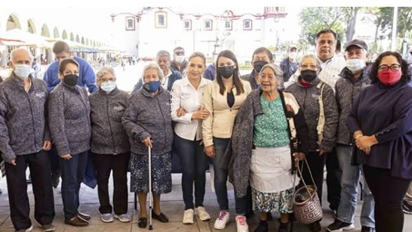 Por: Cortesía Lula Pineda Concluye entrega de 4 mil chamarras a los abuelitos de San Pedro Cholula
