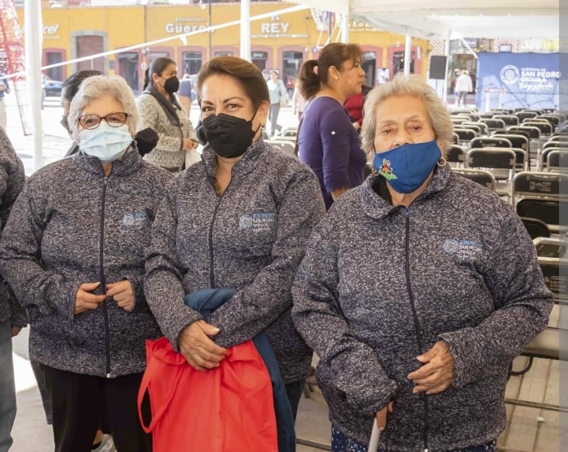 Concluye entrega de 4 mil chamarras a los abuelitos de San Pedro Cholula