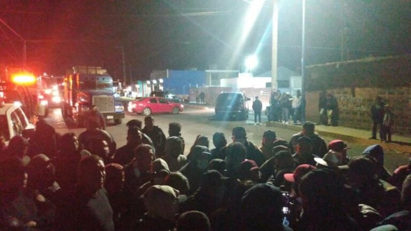 Por: Cortesía Pobladores de Acajete bloquearon la carretera Amozoc - Oriental para exigir la liberación de 2 presuntos "polleros"