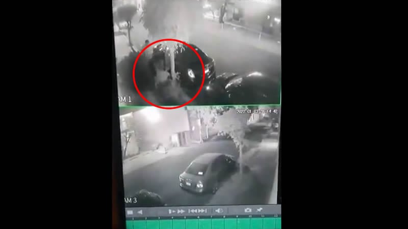 Por: Cortesía El robo de autopartes sigue imparable; en segundos, desvalijan un auto en la Colonia La Paz