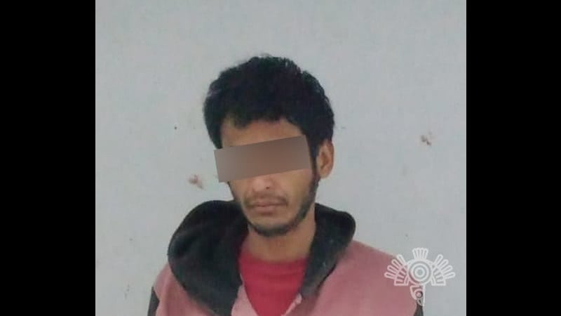 Policía estatal detiene a hombre que desmantelaba vías ferroviarias para venderlas por kilo en el municipio de Oriental