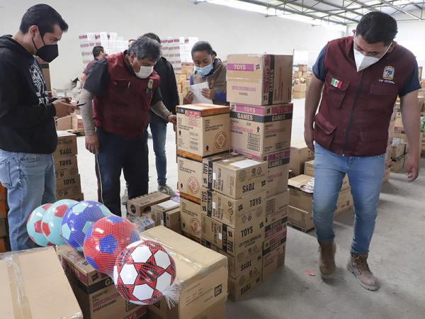 Entrega SEDIF juguetes a autoridades municipales en beneficio de niñas y niños