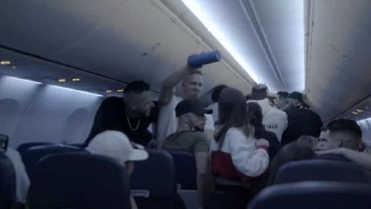Por: Cortesía Influencers canadienses que organizaron fiesta en un vuelo a Cancún serán investigados
