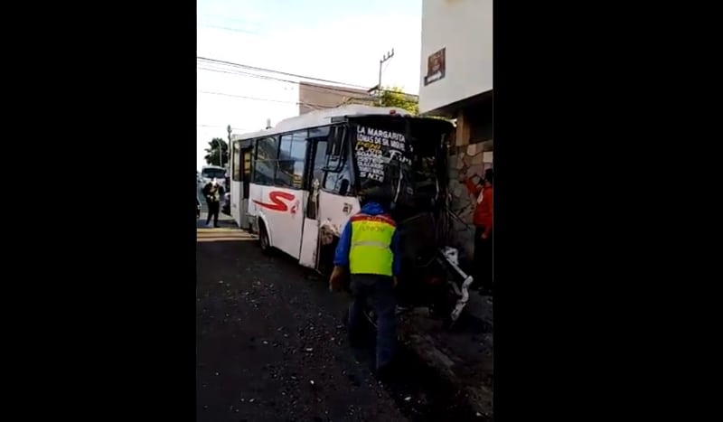Aparatoso choque de ruta 5, unidad 46, deja 2 lesionados y multiples daños en la 25 oriente