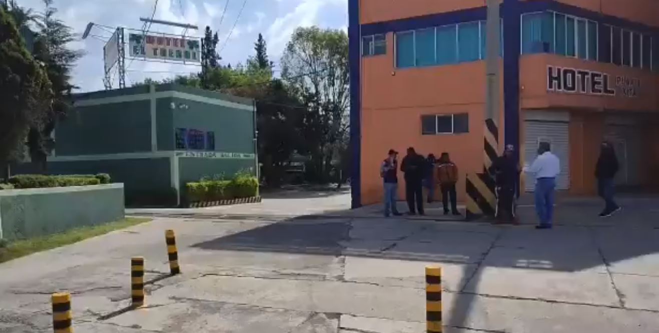 Encuentran a taxista "colgado" dentro de un motel en San Felipe Hueyotlipan