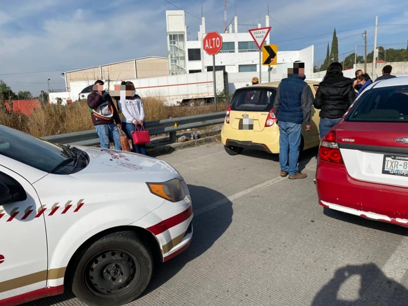 Por: Cortesía Envían al corralón a dos taxis pirata detenidos en Periférico Ecológico