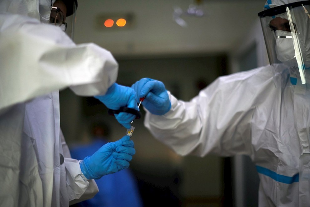 Por: Cortesía Ante la falta de personal y por saturación en hospitales, en EU permiten trabajar a médicos con Covid asintomáticos
