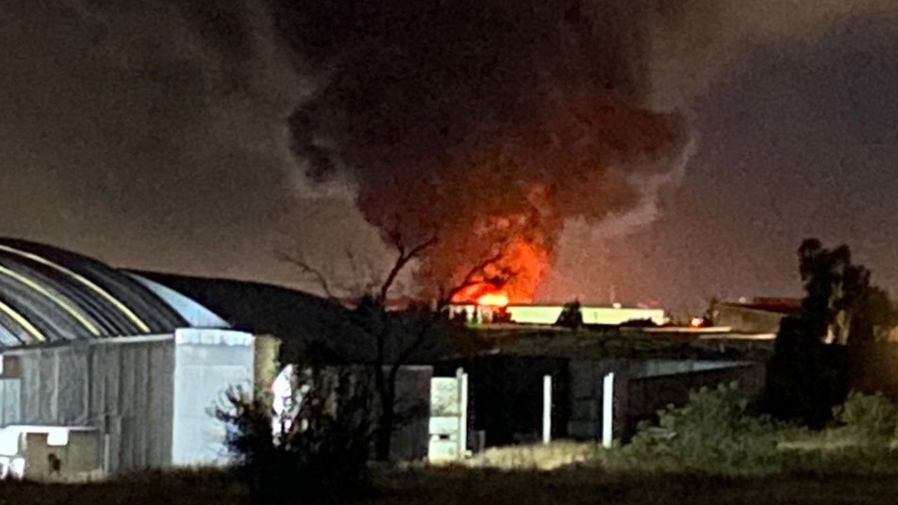 Por: Cortesía En Cuautlancingo se descontroló un incendio en una Bodega de Reciclaje