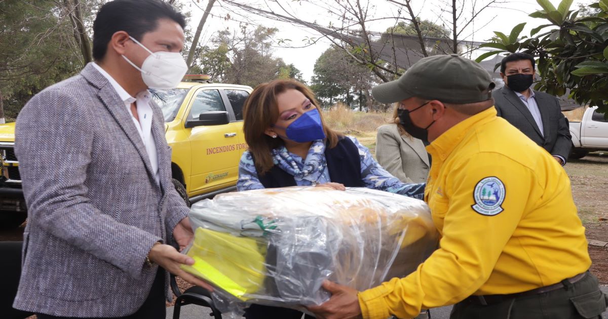 Por: Cortesía Encabezó Lorena Cuéllar entrega de uniformes, equipos de protección y herramientas a brigadistas de la CONAFOR