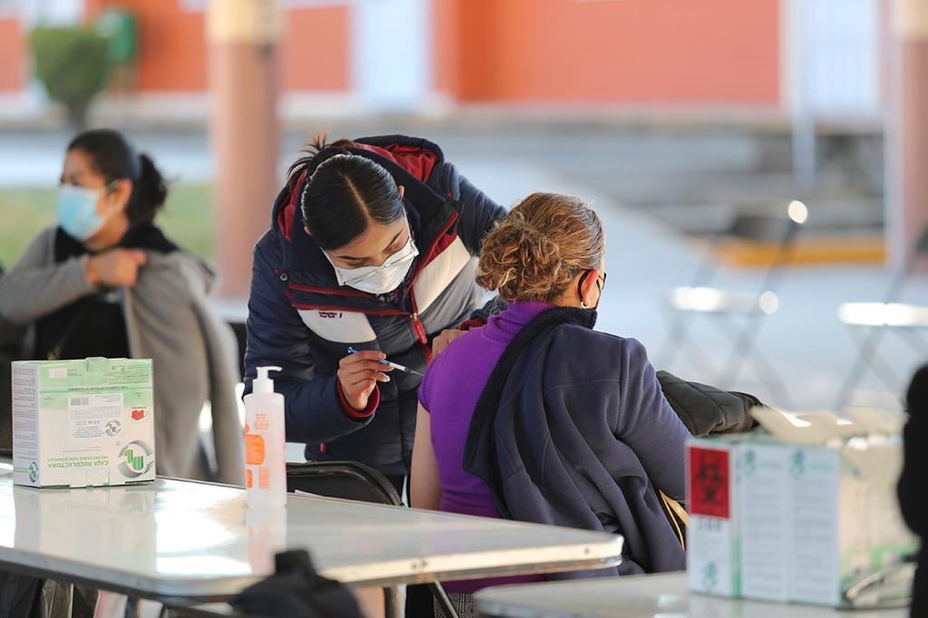 Concluye exitosamente vacunación a personal educativo