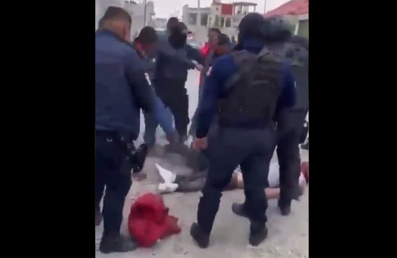 Pobladores de San Salvador El Verde intentaron linchar a dos presuntos ladrones; policía los salva de morir a golpes