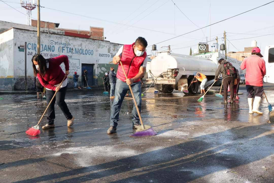 Por: Cortesía Ariadna Ayala presidenta de Atlixco participó con ciudadanos y funcionarios en limpieza de calles