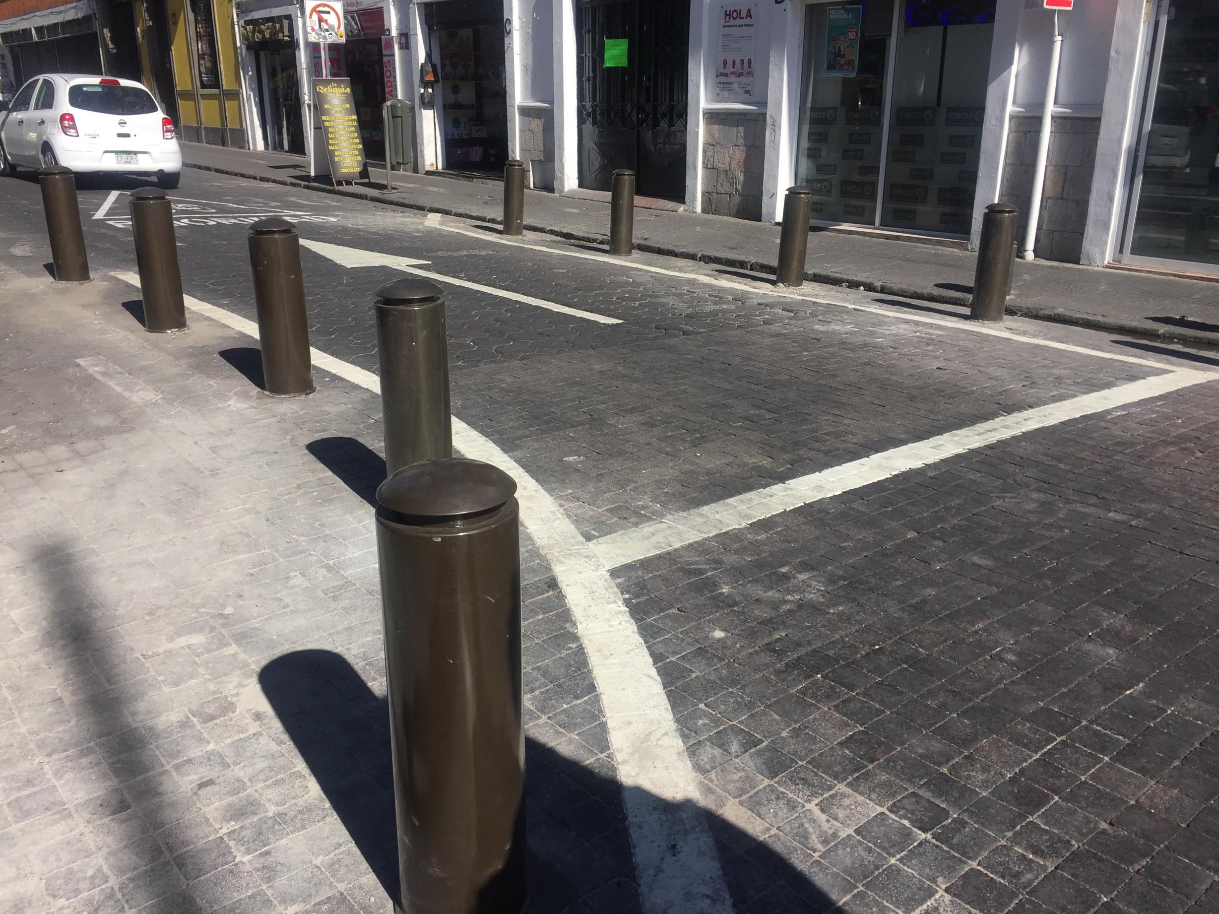 Interponen amparo contra retiro de bolardos en la capital poblana