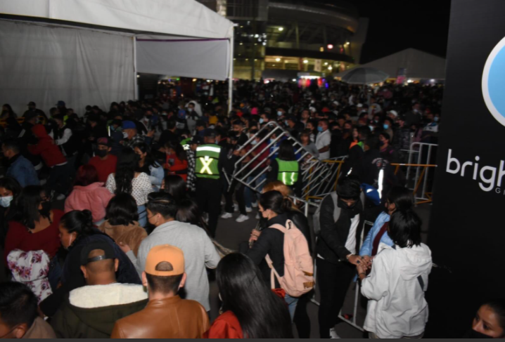 Fanáticos del rapero Santa Fe Klan dan portazo en Feria de León tras haberse completado el cupo