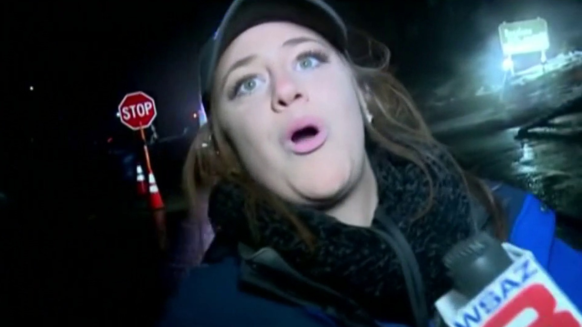 Atropellan a reportera en plena transmisión en vivo pero se levanta y sigue trabajando