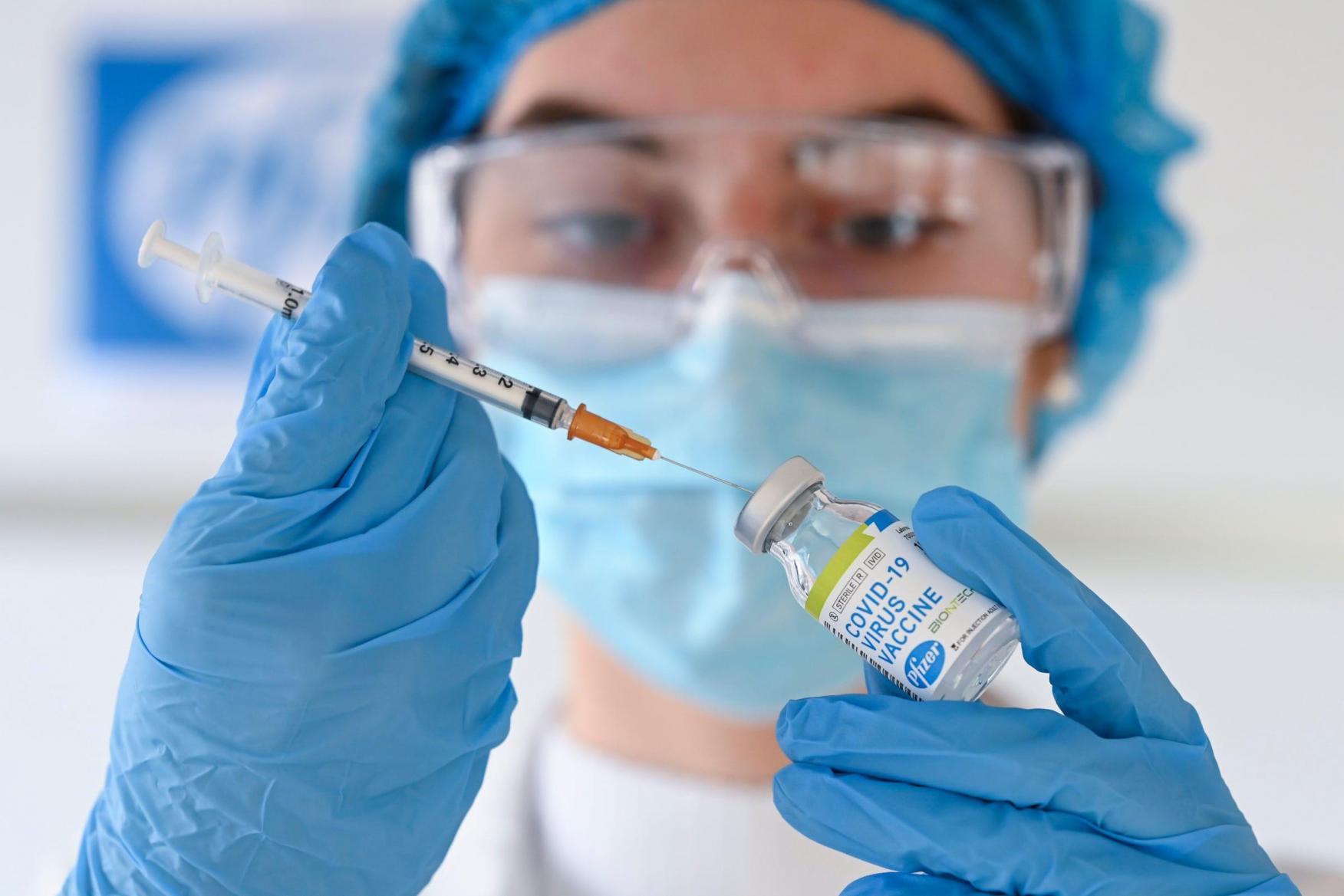 Por: Cortesía Tercera dosis de refuerzo de vacuna Pfizer protege contra variante ómicron según estudios