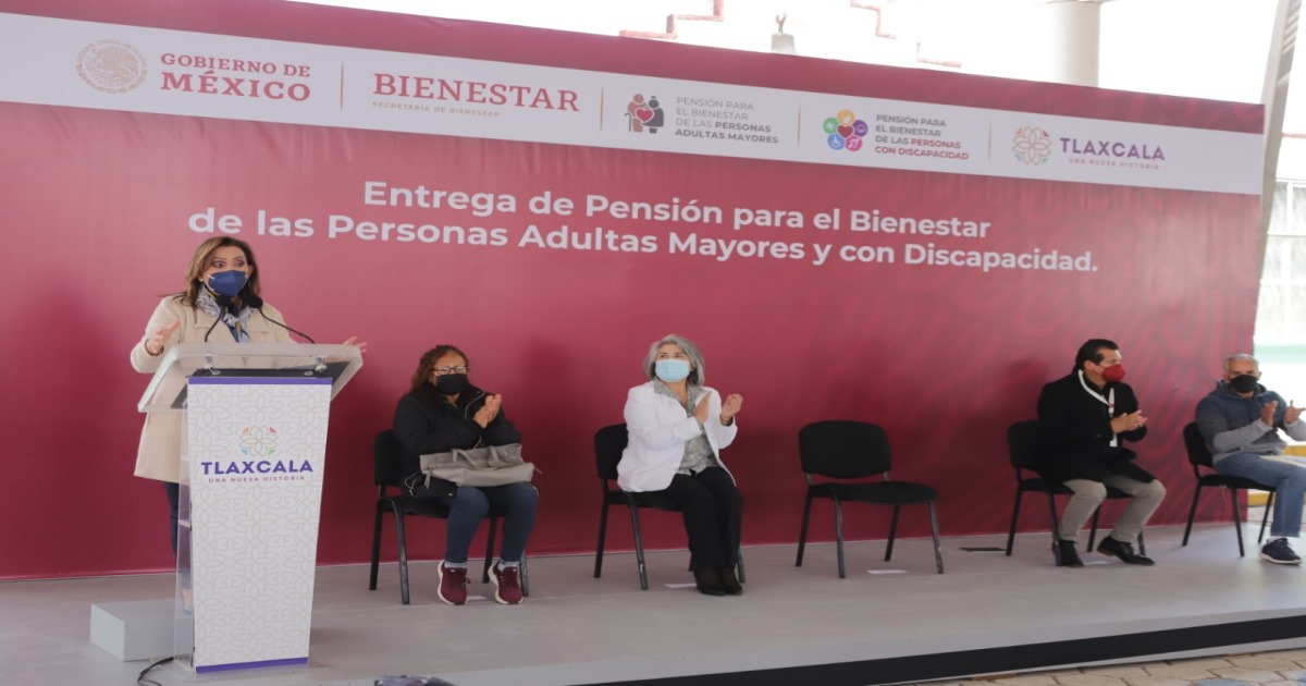 Presenció Lorena Cuéllar entrega de pensión para el bienestar de las personas adultas mayores y con discapacidad en Yauhquemehcan