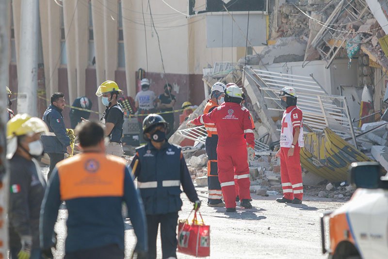 Por: Cortesía Continúan labores de rescate de dos personas en explosión de 2 Poniente