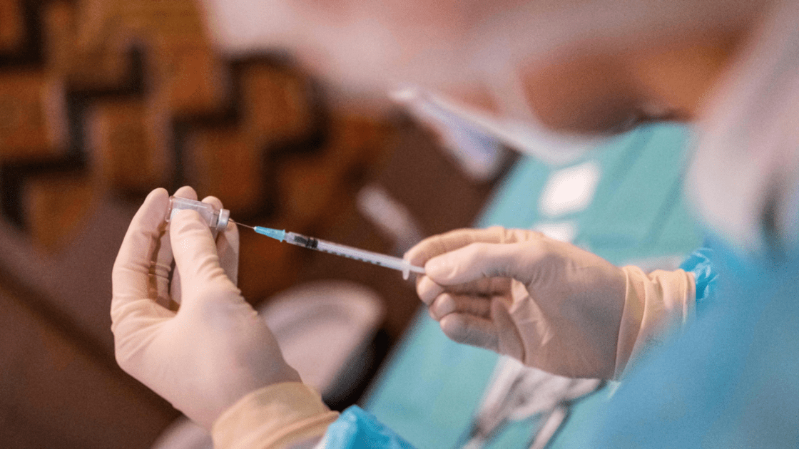 Informe de Reino Unido asegura que vacunas de refuerzo generan mayor protección contra ómicron