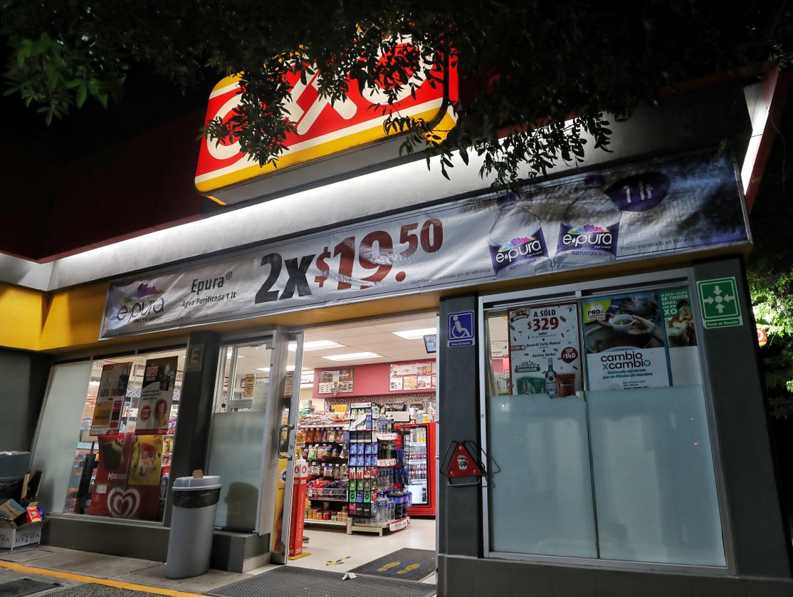 Por: Cortesía Caen acciones de Femsa, dueña de tiendas Oxxo, tras invitación de AMLO a debatir en la mañanera