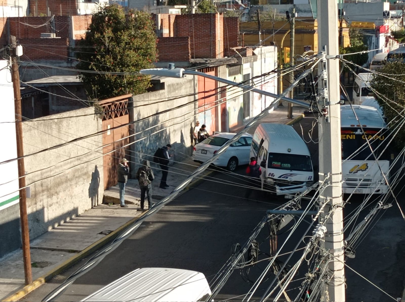 Por: Cortesía Cinco lesionados deja impactó entre combi del transporte público que se pasó el alto y auto particular