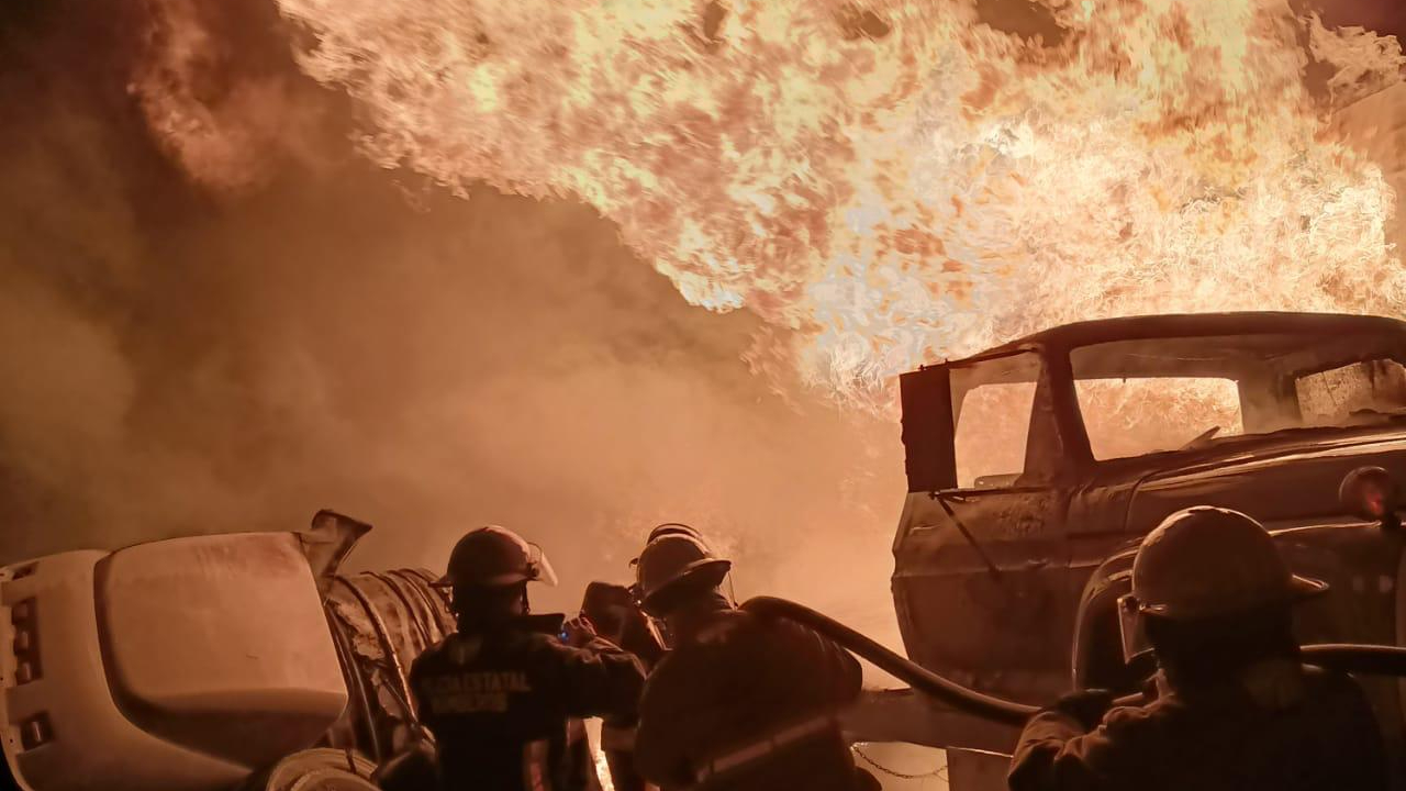 Por: Cortesía Incendio consumió dos tractocamiones en San Pedro Cholula