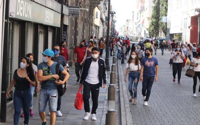 Personas de entre 20 a 35 años son las que más se contagian de la variante Ómicron en Puebla